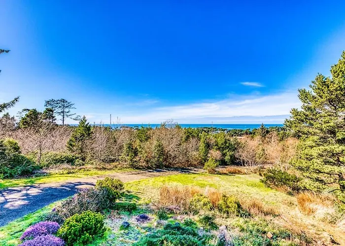 Dog-Friendly House With Ocean & Mountain Views - Easy Beach & Park Access Game Room