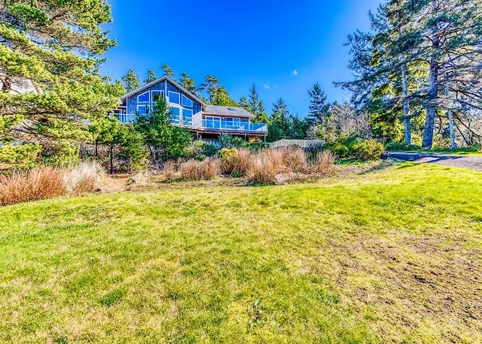 Dog-Friendly House With Ocean & Mountain Views - Easy Beach & Park Access Game Room